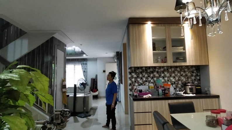 Di Jual Rumah cantik siap huni, Green Permata Ebony Pesanggrahan Jakarta Selatan