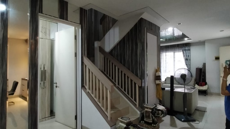 Di Jual Rumah cantik siap huni, Green Permata Ebony Pesanggrahan Jakarta Selatan