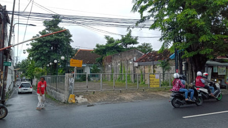 Rumah Usaha di Dinoyo, Lokasi strategis, Ex: Resto