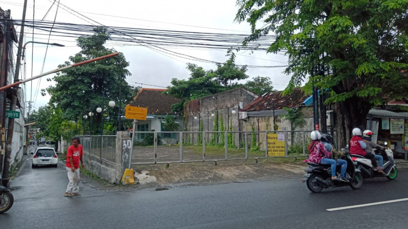 Rumah Usaha di Dinoyo, Lokasi strategis, Ex: Resto