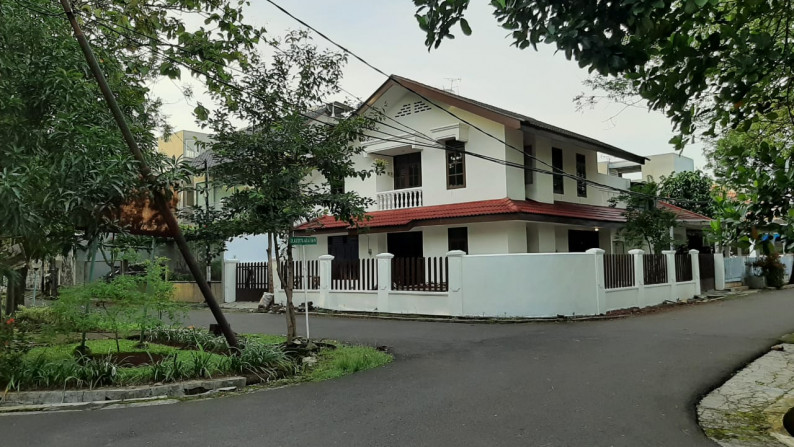 Disewakan Rumah Hoek Depan & SampingTaman di Taman Kedoya Baru Residence - Jakarta Barat
