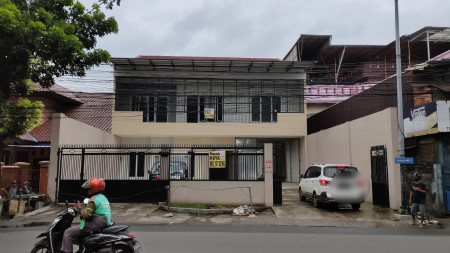 Rumah baru besar di jalan raya Lapangan Tembak, cocok untuk usaha