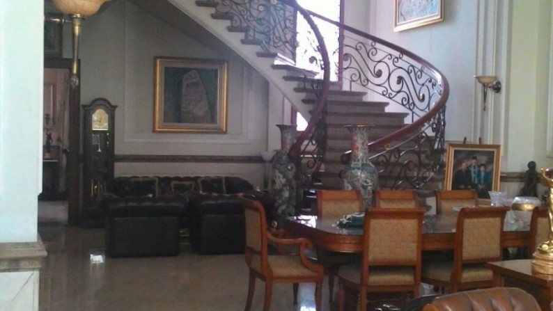 Rumah Pondok Indah asri terawat rapi  Jakarta Selatan