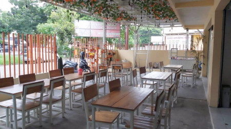 Rumah di Rungkut Mapan Barat, Lokasi Ramai, Strategis, Cocok untuk usaha Resto/Cafe, Kios, dsb