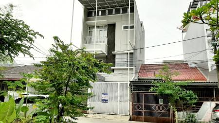 Dijual Rumah 3 1/2 Lt. Fully Furnished di Taman Ratu - Jakarta Barat