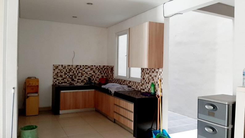 Dijual Rumah 3 1/2 Lt. Fully Furnished di Taman Ratu - Jakarta Barat