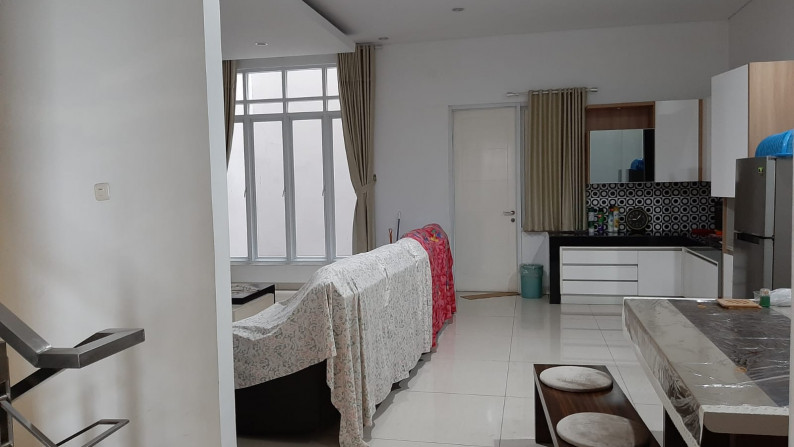 Dijual Rumah 3 1/2 Lt. Fully Furnished di Taman Ratu - Jakarta Barat