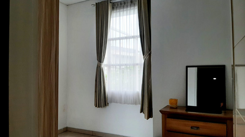 Dijual Rumah 3 1/2 Lt. Fully Furnished di Taman Ratu - Jakarta Barat