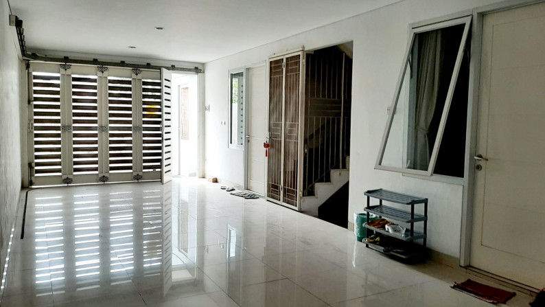 Dijual Rumah 3 1/2 Lt. Fully Furnished di Taman Ratu - Jakarta Barat