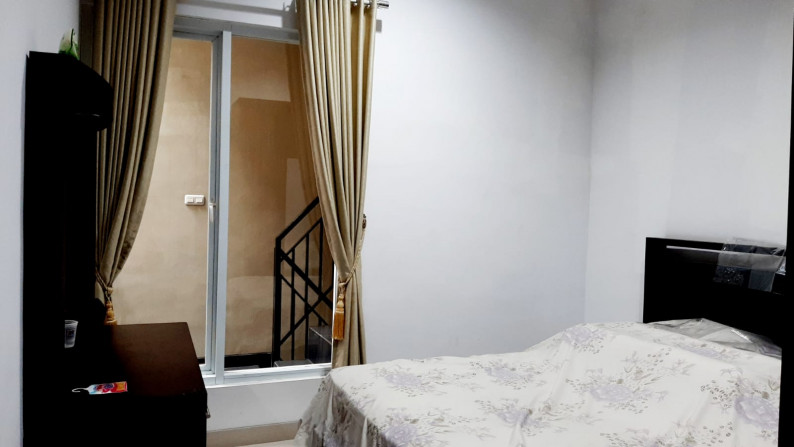 Dijual Rumah 3 1/2 Lt. Fully Furnished di Taman Ratu - Jakarta Barat