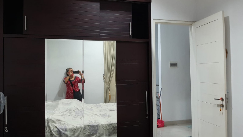 Dijual Rumah 3 1/2 Lt. Fully Furnished di Taman Ratu - Jakarta Barat