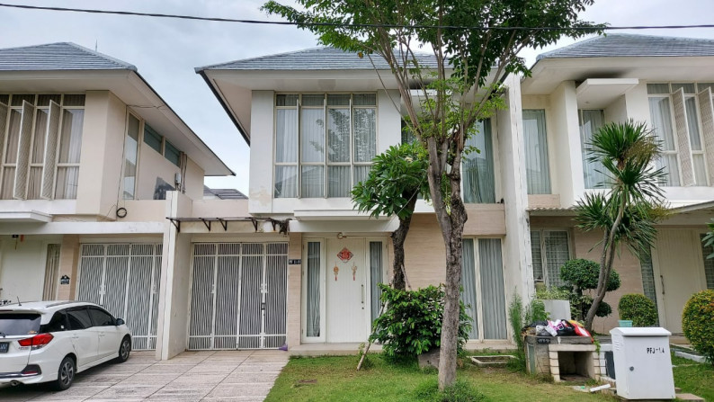 Dijual Rumah Pakuwon Indah The Mansion - SEMI Furnished - Taman DEPAN + Belakang - Garasi Carport 2 Mobil