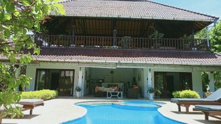 Large beachside 2 unit building and 2 swimming-pool for sale in Lovina