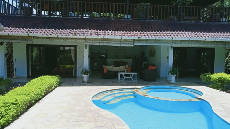 Large beachside 2 unit building and 2 swimming-pool for sale in Lovina