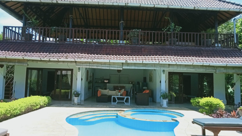 Large beachside 2 unit building and 2 swimming-pool for sale in Lovina