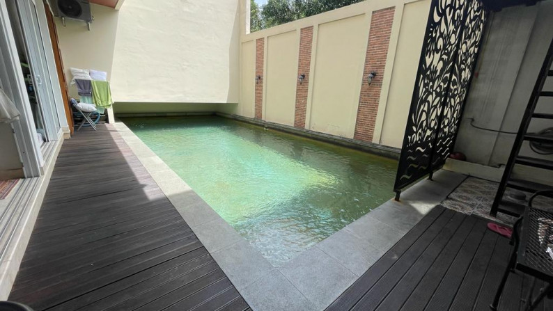 Rumah Luxury, Cantik, dengan Swimming Pool di Bintaro