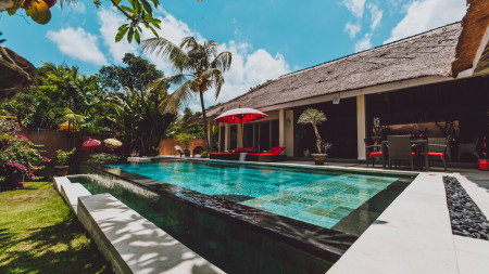 Stunning Three Bedroom Villa on 517sqm Land + Tranquil 1 Bedroom Suites 240m2  in a Chique Boutique Resort 1436m2 only 7 minutes from Canggu Beaches