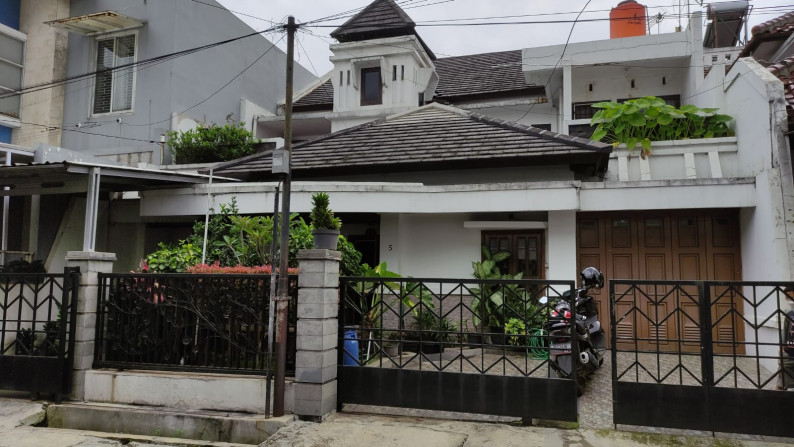 Langka! Dijual rumah luas dan terawat dekat RSUD HASAN SADIKIN di Sayap Sederhana, Bandung.