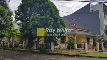 Rumah Hoek dengan 5+1 Kamar di Antapani Bandung