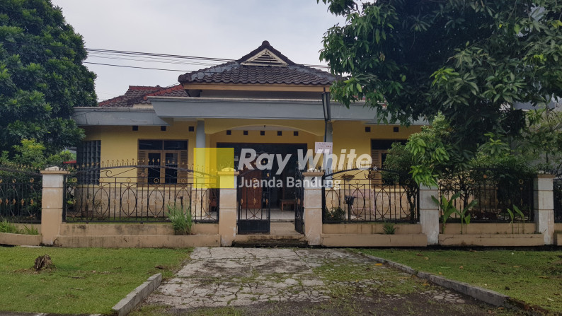 Rumah Hoek dengan 5+1 Kamar di Antapani Bandung