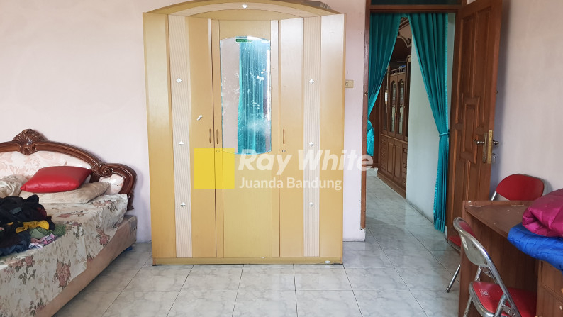 Rumah Hoek dengan 5+1 Kamar di Antapani Bandung