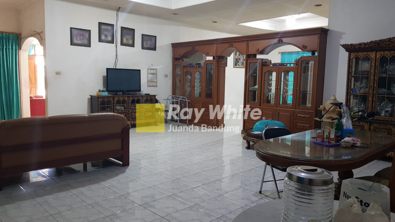 Rumah Hoek dengan 5+1 Kamar di Antapani Bandung