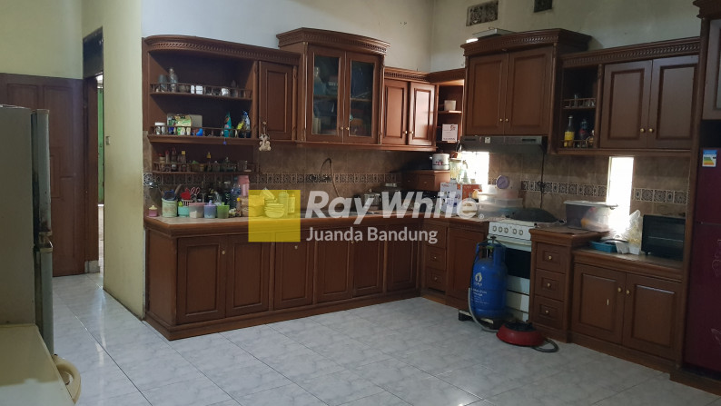 Rumah Hoek dengan 5+1 Kamar di Antapani Bandung