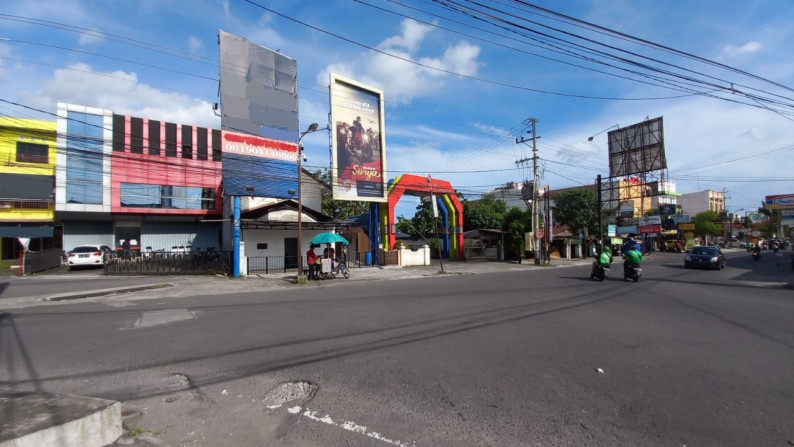 RUKO 3 LANTAI LOKASI PREMIUM JL BABARSARI, DEKAT KAMPUS UPN DAN YKPN