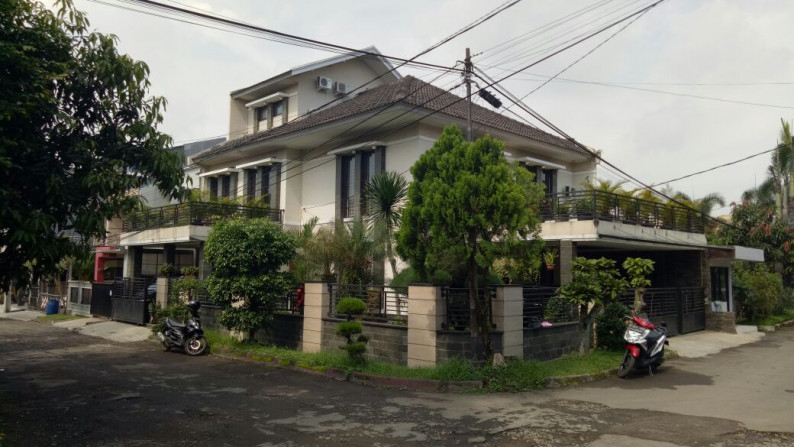 JUAL RUMAH EKSKLUSIF NUSA HIJAU 3 LANTAI, CIMAHI