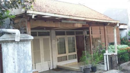 Rumah Lama ,siap huni,strategis  di Kebayoran Baru Jakarta Selatan