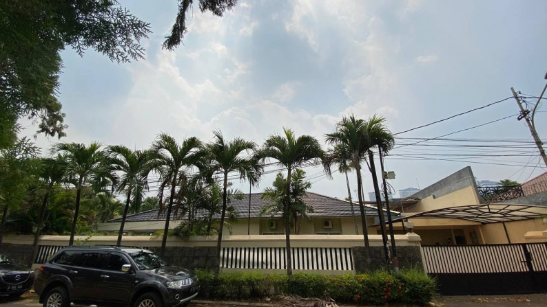 Jl. Simprug Golf VIII - Rumah Nyaman & Luas Jarang Ada