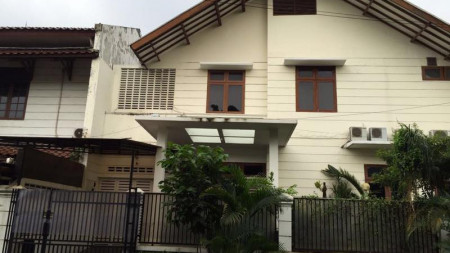 Rumah cantik, asri siap huni di Jakarta Selatan.