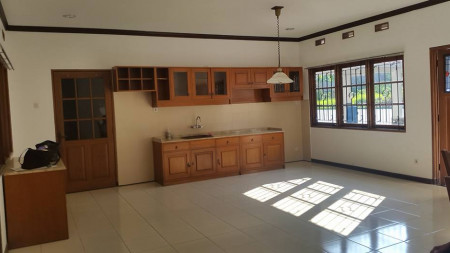 DIJUAL/ DISEWA Rumah modern tempo doeloe exclusive baru renovasi 2 lantai Hoek di Jalan Dago Asri BAGUS