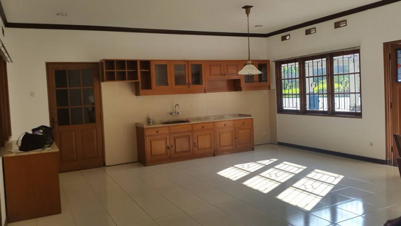 DIJUAL/ DISEWA Rumah modern tempo doeloe exclusive baru renovasi 2 lantai Hoek di Jalan Dago Asri BAGUS