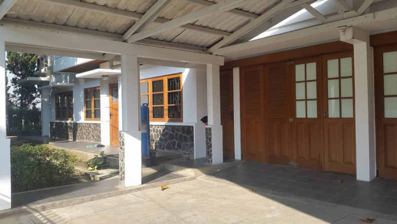 DIJUAL/ DISEWA Rumah modern tempo doeloe exclusive baru renovasi 2 lantai Hoek di Jalan Dago Asri BAGUS