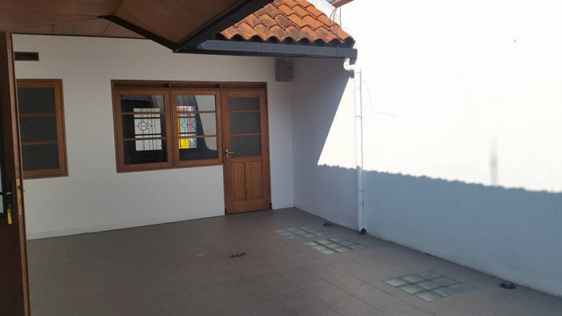 DIJUAL/ DISEWA Rumah modern tempo doeloe exclusive baru renovasi 2 lantai Hoek di Jalan Dago Asri BAGUS