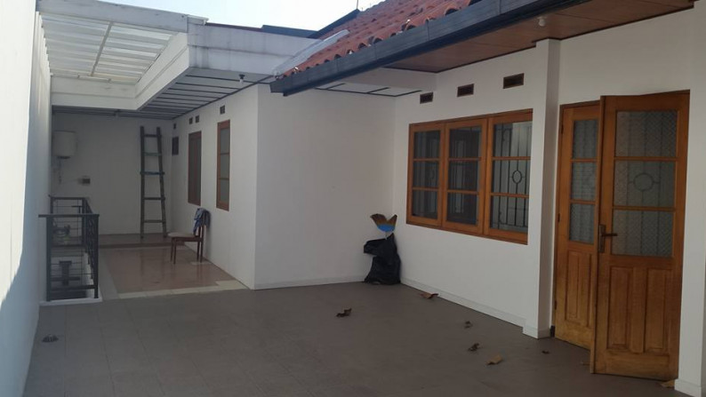 DIJUAL/ DISEWA Rumah modern tempo doeloe exclusive baru renovasi 2 lantai Hoek di Jalan Dago Asri BAGUS