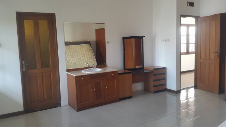 DIJUAL/ DISEWA Rumah modern tempo doeloe exclusive baru renovasi 2 lantai Hoek di Jalan Dago Asri BAGUS