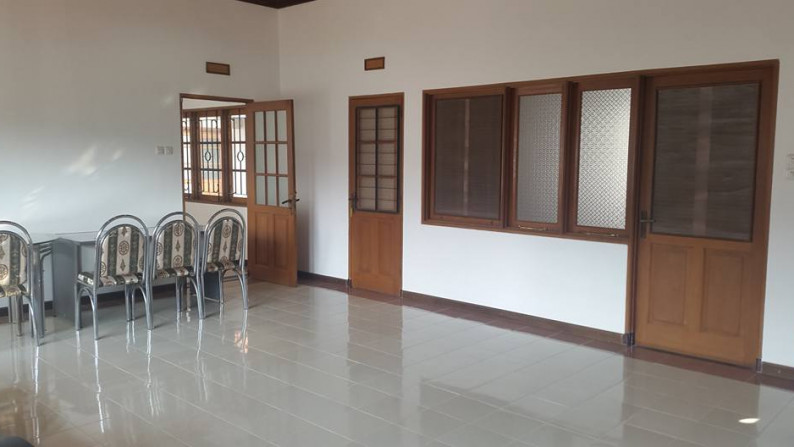 DIJUAL/ DISEWA Rumah modern tempo doeloe exclusive baru renovasi 2 lantai Hoek di Jalan Dago Asri BAGUS