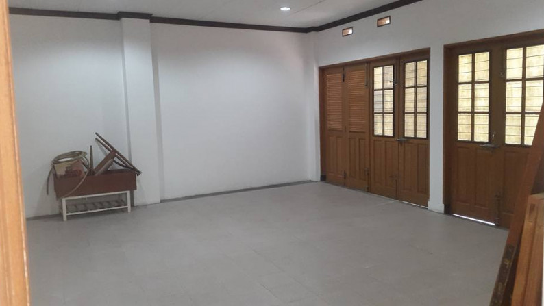 DIJUAL/ DISEWA Rumah modern tempo doeloe exclusive baru renovasi 2 lantai Hoek di Jalan Dago Asri BAGUS