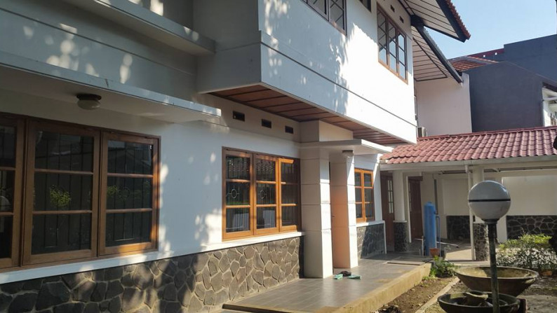 DIJUAL/ DISEWA Rumah modern tempo doeloe exclusive baru renovasi 2 lantai Hoek di Jalan Dago Asri BAGUS