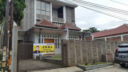 Rumah minimalis 3 lantai di Setra Sari Sayap Gerlong, Setiabudhi, Bandung Utara