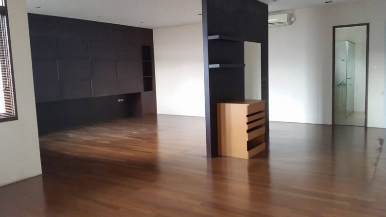 Rumah minimalis 3 lantai di Setra Sari Sayap Gerlong, Setiabudhi, Bandung Utara