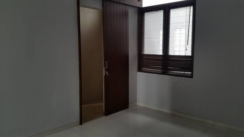 Rumah minimalis 3 lantai di Setra Sari Sayap Gerlong, Setiabudhi, Bandung Utara