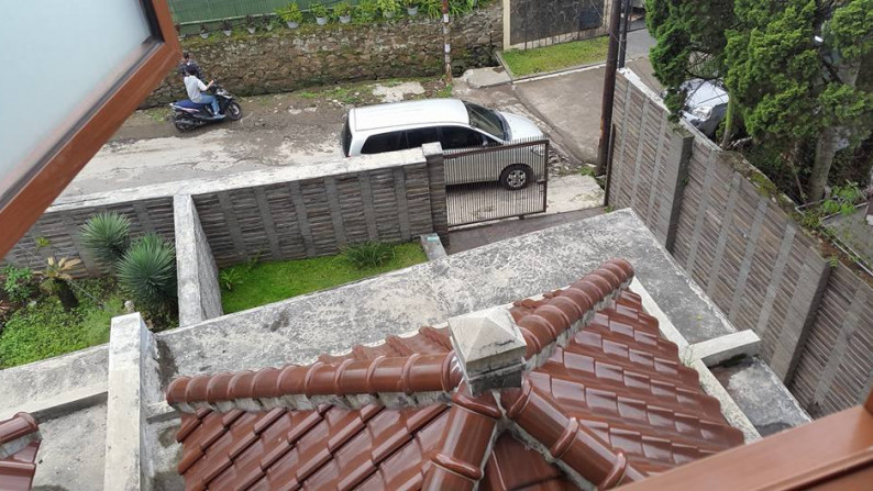 Rumah minimalis 3 lantai di Setra Sari Sayap Gerlong, Setiabudhi, Bandung Utara
