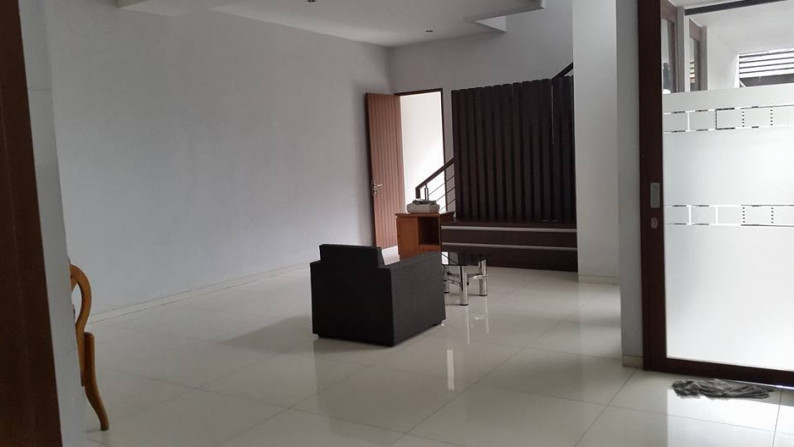 Rumah minimalis 3 lantai di Setra Sari Sayap Gerlong, Setiabudhi, Bandung Utara