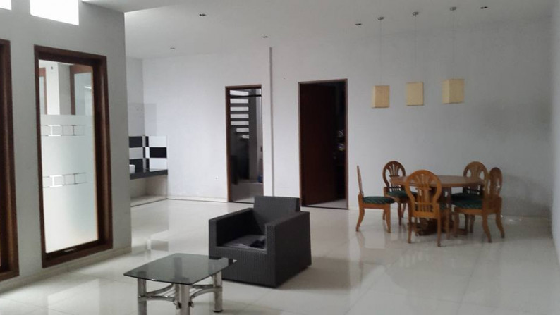 Rumah minimalis 3 lantai di Setra Sari Sayap Gerlong, Setiabudhi, Bandung Utara