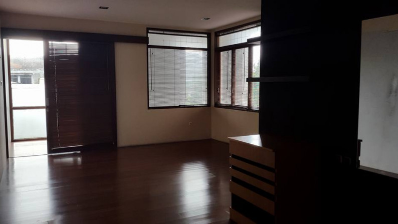 Rumah minimalis 3 lantai di Setra Sari Sayap Gerlong, Setiabudhi, Bandung Utara