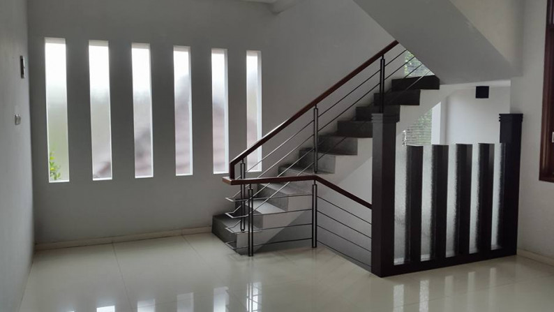 Rumah minimalis 3 lantai di Setra Sari Sayap Gerlong, Setiabudhi, Bandung Utara