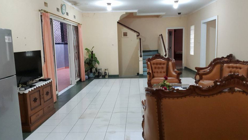 Rumah 2 lantai di PRV gerlong sayap Setiabudhi FULL FURNISHED LUAS ADA LEBIH TANAH 700 MTR